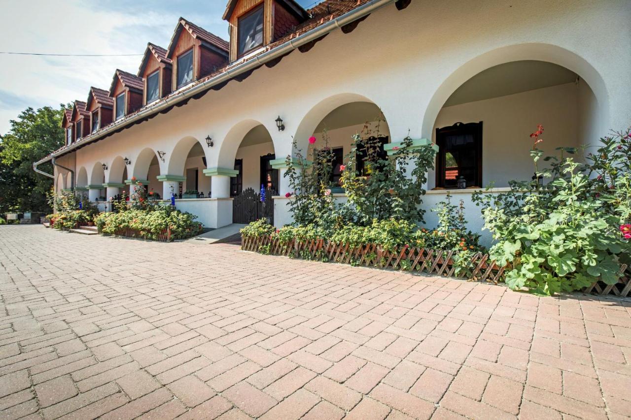 Szél Fiai Fogadó Nyúl Exterior foto